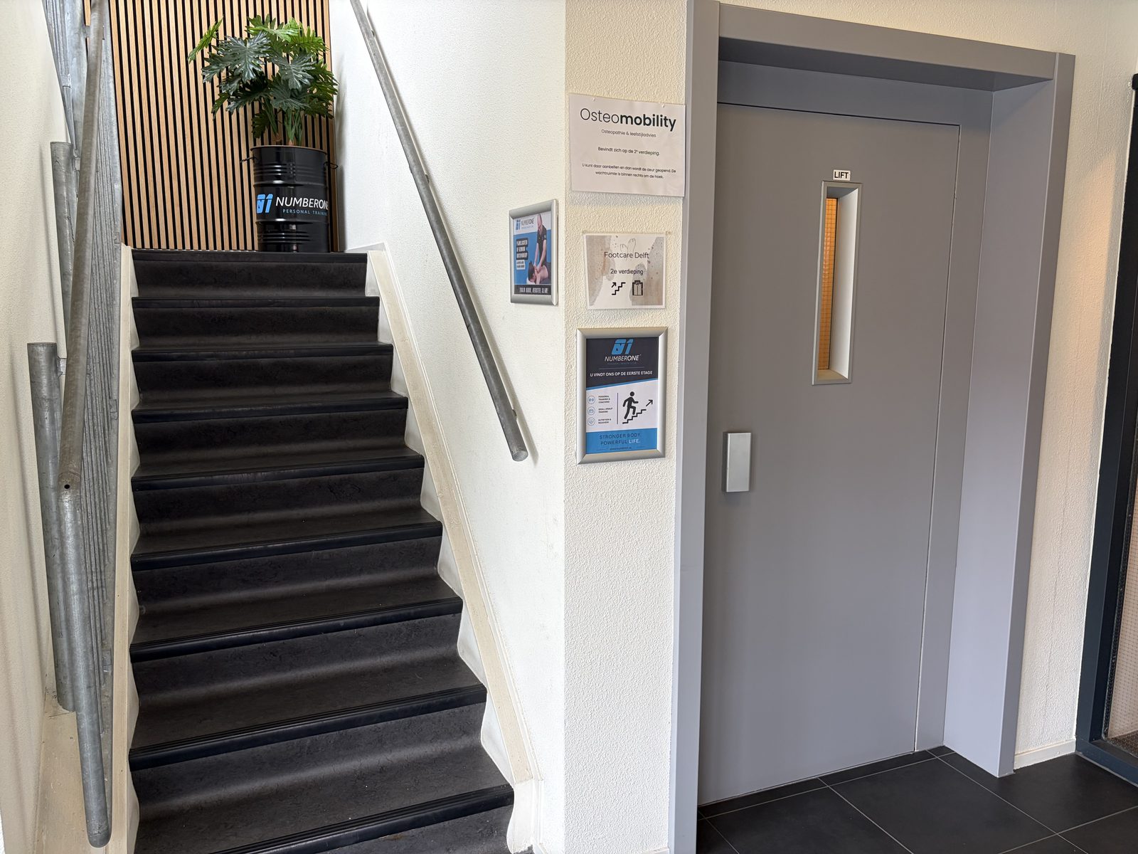 De trap en de lift naar de tweede verdieping